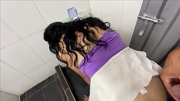 Padrastro pervertido y cochino le rompe el coño a su hijastra dos veces el mismo dia