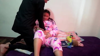 Entro Al Cuarto De Mi Hermanastra Y La Consigue Viendo Porno Y Masturbándose Me Pide Que La Ayude Ya Que Sus Padre No Están Me Chupa La Polla Luego Se Pone En Posición De Perrito thumbnail