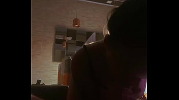 Minha esposa me chupou enquanto eu assistia tv…