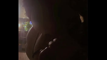 Minha esposa me chupou enquanto eu assistia tv…