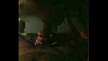 Minha esposa me chupou enquanto eu assistia tv…