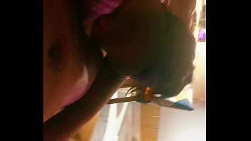 Minha esposa me chupou enquanto eu assistia tv…