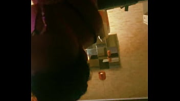 Minha esposa me chupou enquanto eu assistia tv…