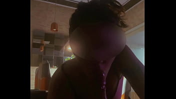 Minha esposa me chupou enquanto eu assistia tv…