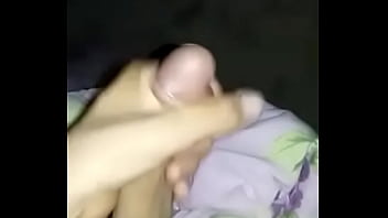 Novinho dotado se masturbando pra mim