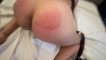 Enmascarada putita se deja nalguear y acabar en la boca sin piedad