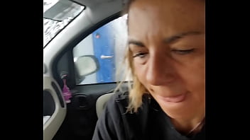 Pompino e masturbazioni con matrignia in macchina al carwash