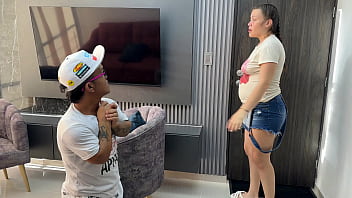 Estoy follando con mi rica latina novia en casa de sus padrastros mientras le estoy llenando su enorme y rico culo de leche llegan inesperadamente y tengo que esconderme rápidamente en su armario