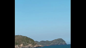 Gostosa asiática fodendo dentro no carro no meio da praia depois do chopp