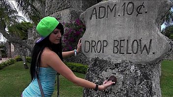 Hardcore amateur babe nikki nirvana plays with her vibe on cam