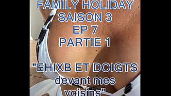 Ici tu as vidéo où je m'exhibe et me doigte sur le toit terrasse à la vue de