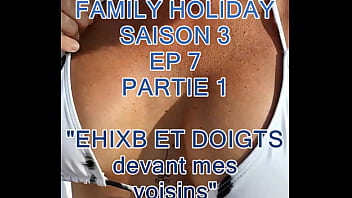 Ici tu as vidéo où je m'exhibe et me doigte sur le toit terrasse à la vue de