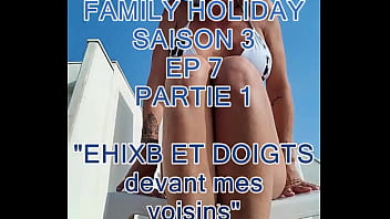 Ici tu as vidéo où je m'exhibe et me doigte sur le toit terrasse à la vue de