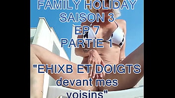 Ici tu as vidéo où je m'exhibe et me doigte sur le toit terrasse à la vue de