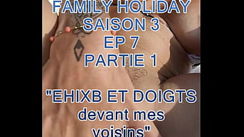 Ici tu as vidéo où je m'exhibe et me doigte sur le toit terrasse à la vue de