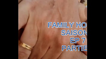 Ici tu as vidéo où je m'exhibe et me doigte sur le toit terrasse à la vue de