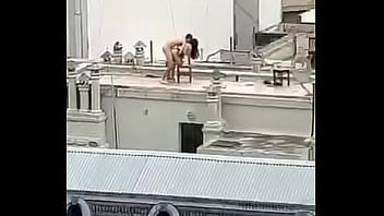 Transando na cobertura do predio