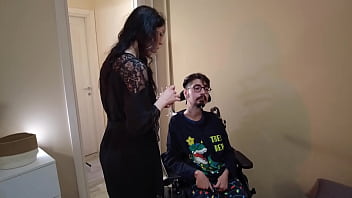 Trailer il disabile insicuro e l'assistente porcellona con sottotitoli