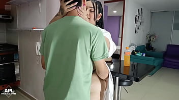 Invito a mi hijastro a comer un poco de pizza pero lo que me doy en mi jugoso coño para que lo disfrute parte 1