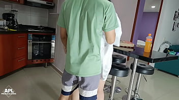 Invito A Mi Hijastro A Comer Un Poco De Pizza Pero Lo Que Me Doy En Mi Jugoso Coño Para Que Lo Disfrute Parte 1 thumbnail