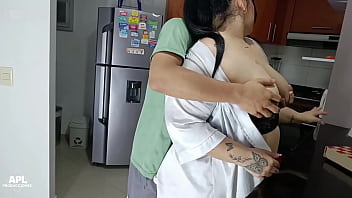 Invito a mi hijastro a comer un poco de pizza pero lo que me doy en mi jugoso coño para que lo disfrute parte 1