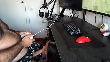Le hago una mamada a mi novio mientras el juega al fifa 26 hasta que me llena la cara de leche