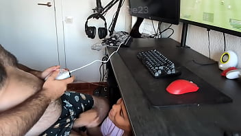 Le hago una mamada a mi novio mientras el juega al fifa 26 hasta que me llena la cara de leche