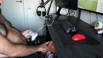 Le hago una mamada a mi novio mientras el juega al fifa 26 hasta que me llena la cara de leche