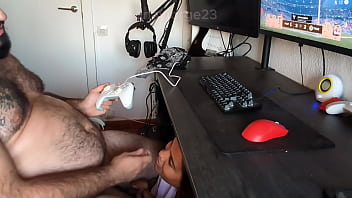 Le hago una mamada a mi novio mientras el juega al fifa 26 hasta que me llena la cara de leche