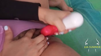 Recorde como juego con mi padrastro cuando estamos solos y me puse muy cachonda empece a tocar mi coño peludo y acariciar mis enormes tetas hasta correrme de placer