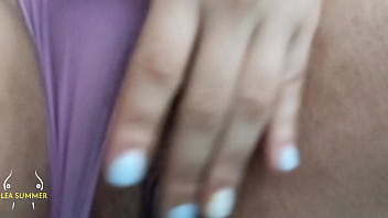 Recorde como juego con mi padrastro cuando estamos solos y me puse muy cachonda empece a tocar mi coño peludo y acariciar mis enormes tetas hasta correrme de placer