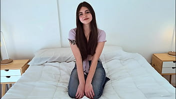 Masturbandome con una linda martina en su debut en el porno