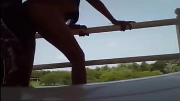 Su pene entra hasta el fondo de mi coño