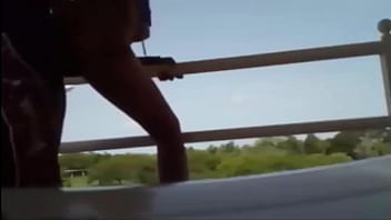 Su pene entra hasta el fondo de mi coño