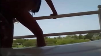 Su pene entra hasta el fondo de mi coño