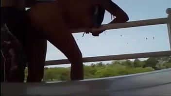 Su pene entra hasta el fondo de mi coño