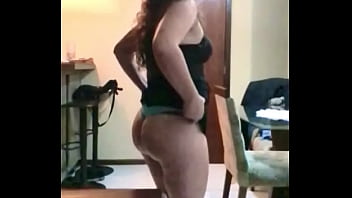 Mostrando a calcinha ao padrasto