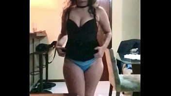 Mostrando a calcinha ao padrasto