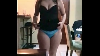 Mostrando a calcinha ao padrasto