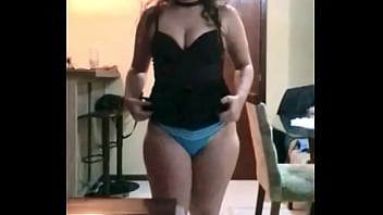 Mostrando a calcinha ao padrasto