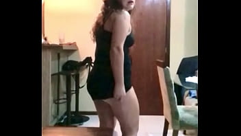 Mostrando a calcinha ao padrasto