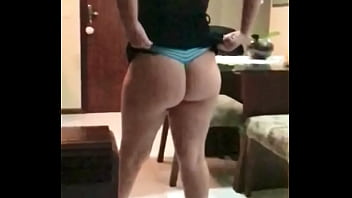 Mostrando a calcinha ao padrasto Mostrando a calcinha ao padrasto
