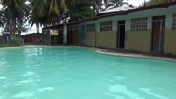 Cindy chavez la voluptuosa pasandola bien en la playa hermosa