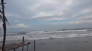 Cindy chavez la voluptuosa pasandola bien en la playa hermosa