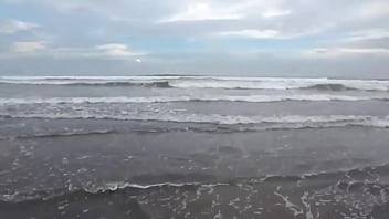 Cindy chavez la voluptuosa pasandola bien en la playa hermosa