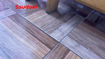 La novia de mi mejor amigo se puso una mini falda y empiezo a verla pero se dio cuenta y me castigo follandome con su enorme culo y vagina