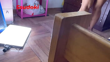 La novia de mi mejor amigo se puso una mini falda y empiezo a verla pero se dio cuenta y me castigo follandome con su enorme culo y vagina