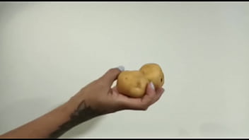 Manos pequeñas agarran criollas grandes