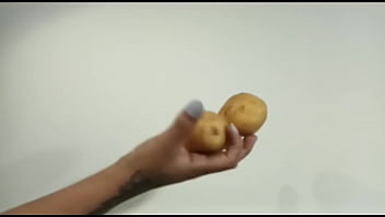 Manos pequeñas agarran criollas grandes