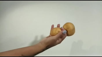 Manos pequeñas agarran criollas grandes Manos pequeñas agarran criollas grandes